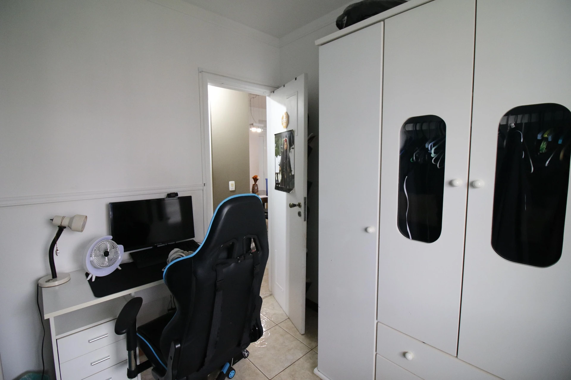 Furnished 3-bedroom apartment with balcony and pool — photo 11