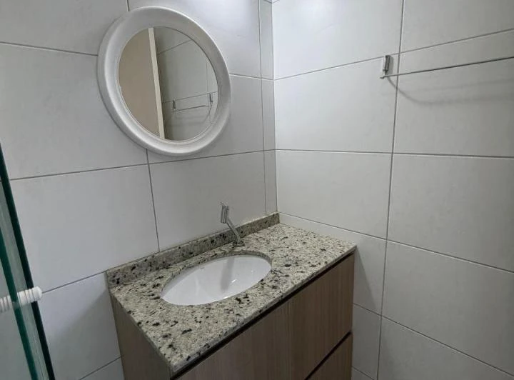 Apartamento de 1 quarto com cozinha aberta e banheiro moderno — photo 6