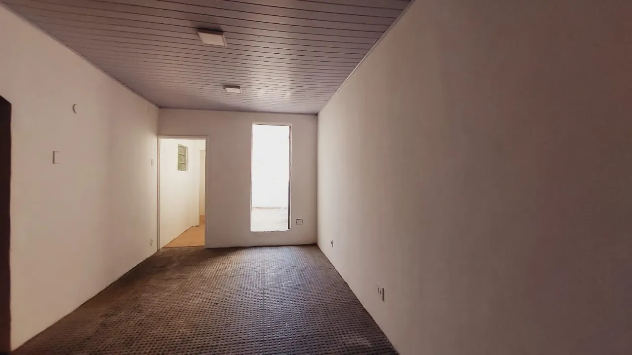 Unfurnished house with 5 bedrooms, 2 bathrooms, no parking — photo 7