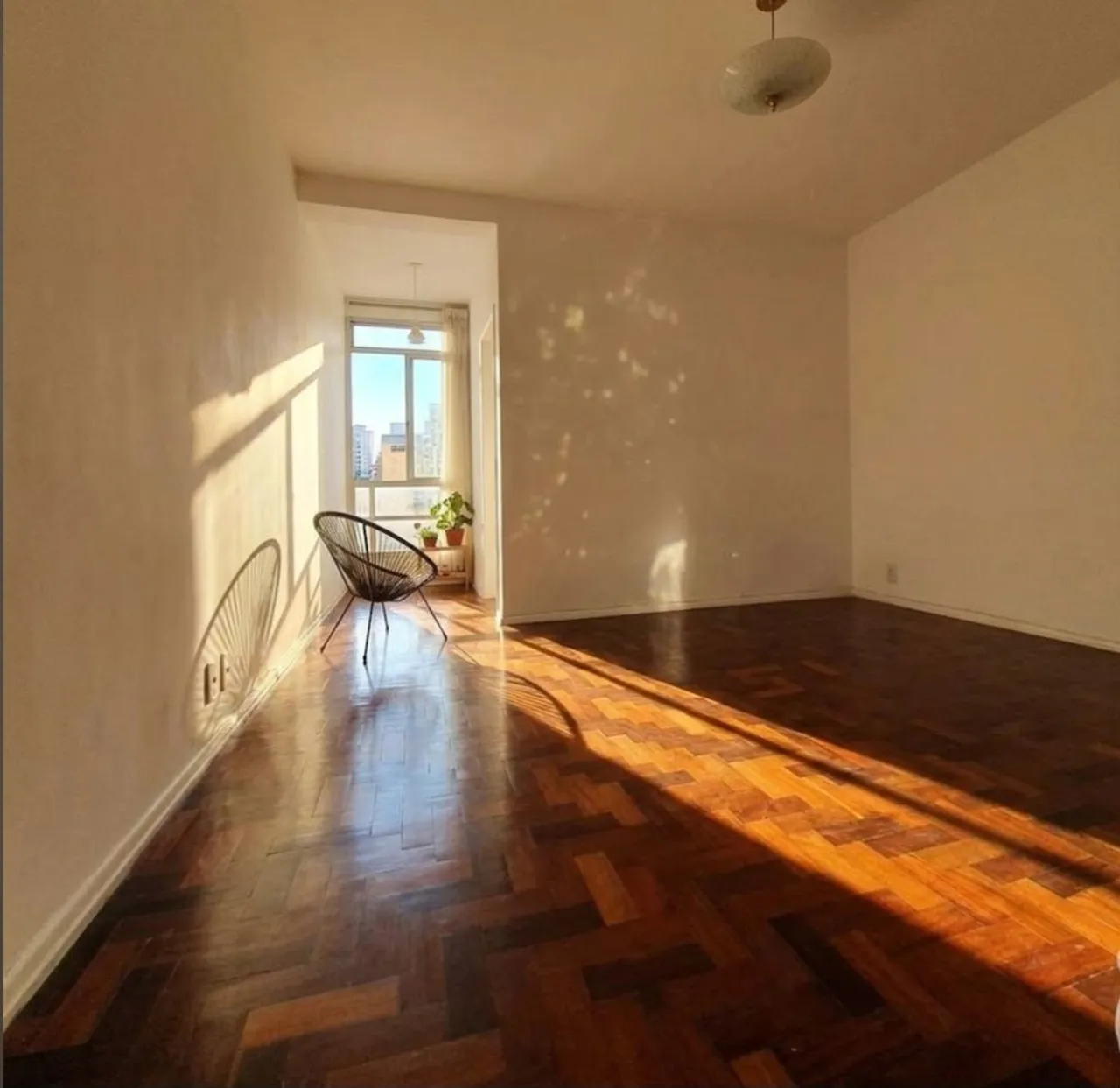 Wood or laminate floors in a one-bedroom apartment, 62 m² — photo 5