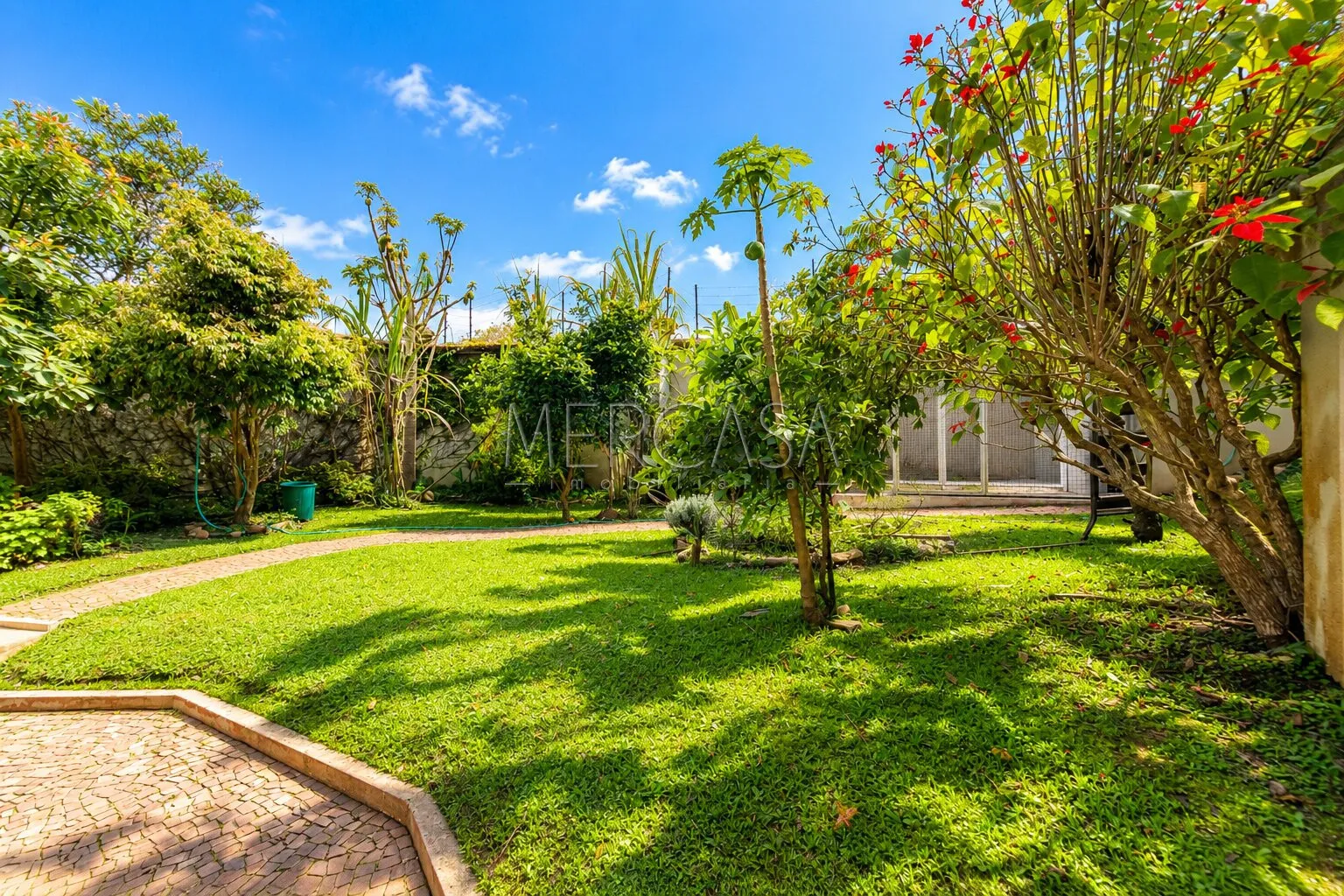 3-bedroom house with a bathtub in Curitiba — photo 56
