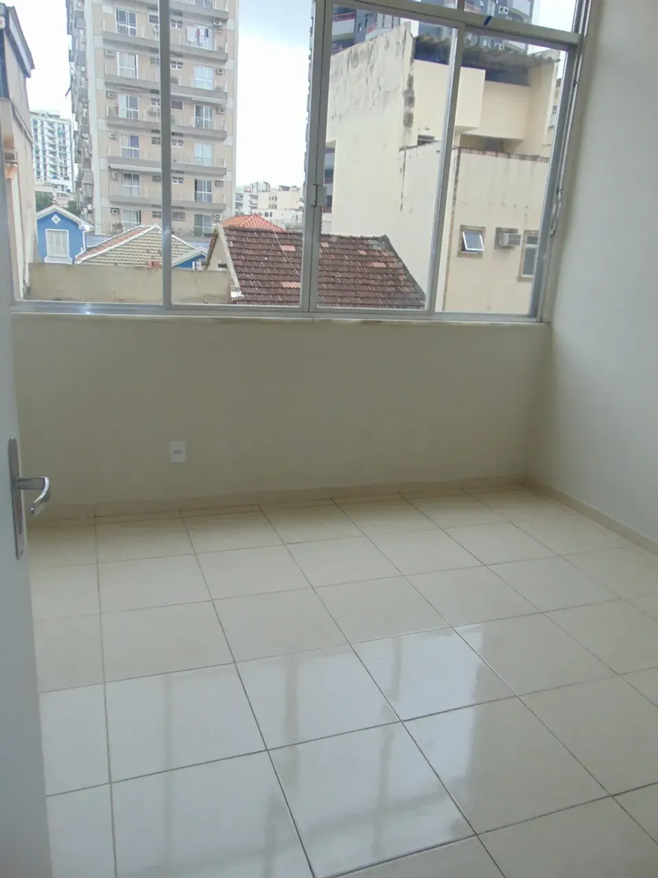 Unfurnished 3-bedroom apartment with built-in wardrobes — photo 8