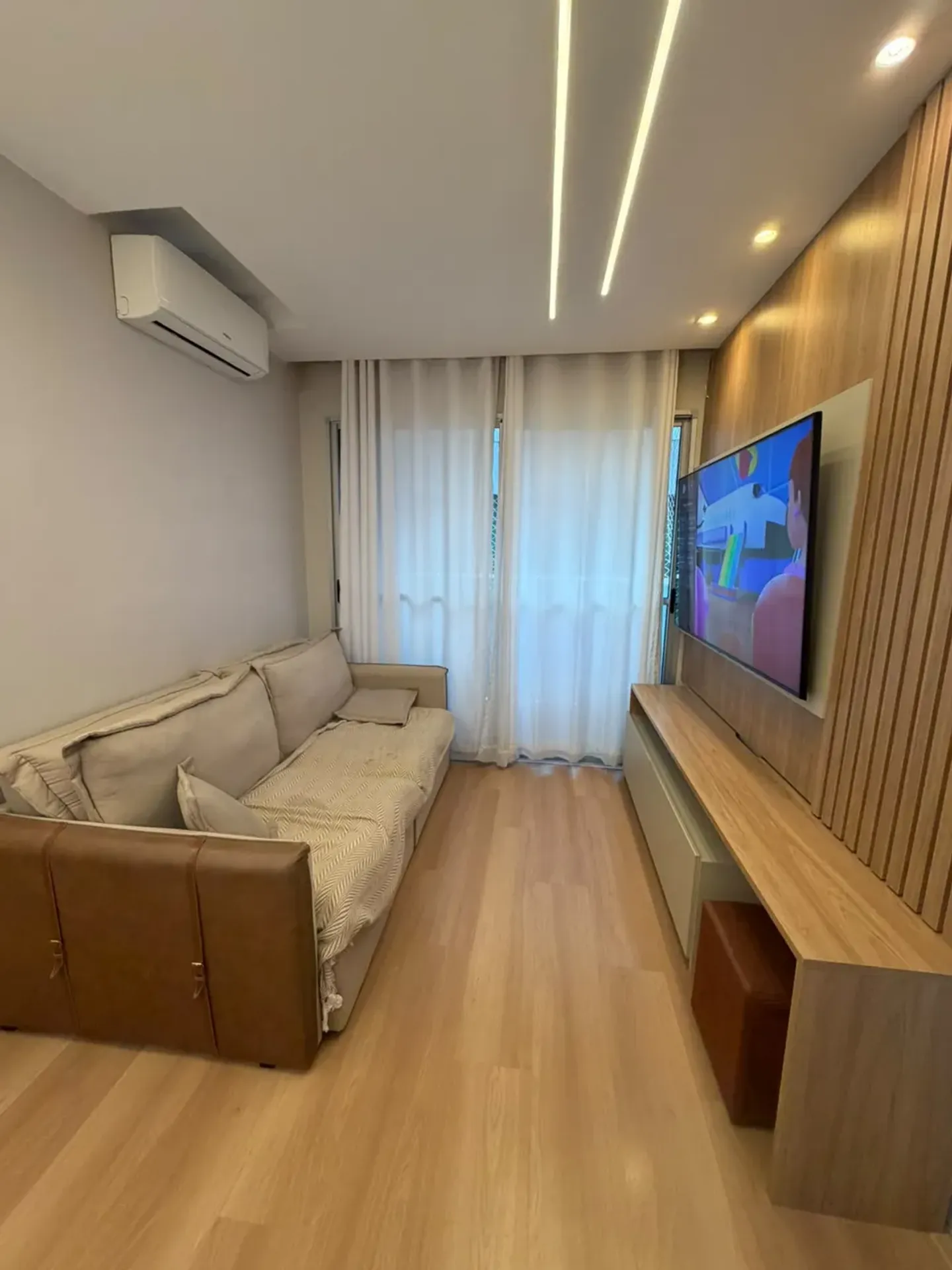 Balcony with a grill in a 2-bedroom apartment, 51 m² — photo 5