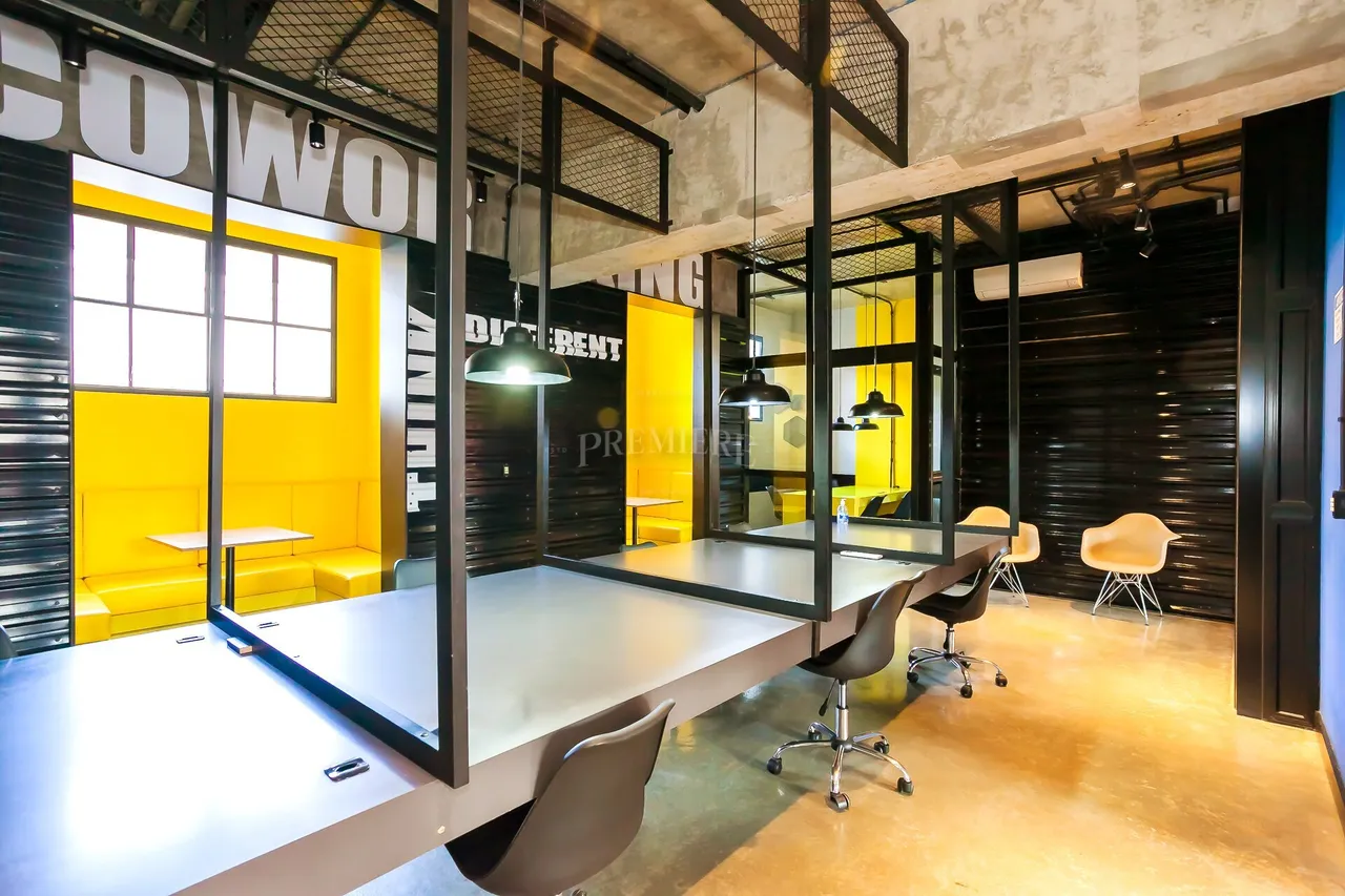 Estudio con cocina abierta y muebles empotrados — photo 15
