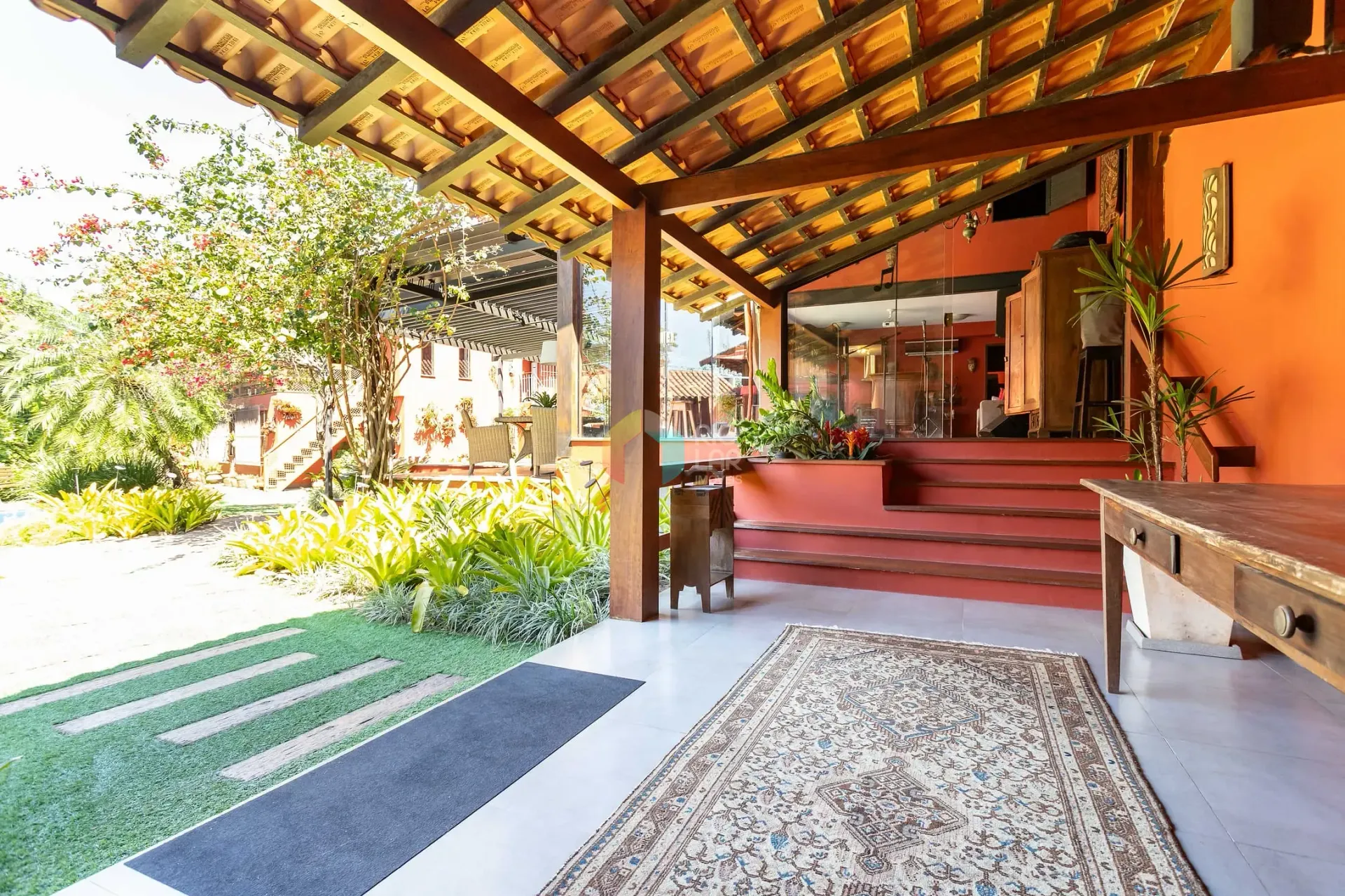 392 m² house with a home office and a grill on the balcony — photo 12