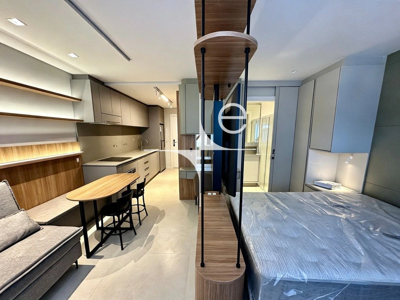 Furnished 1-bedroom apartment with an open-plan kitchen — photo 2