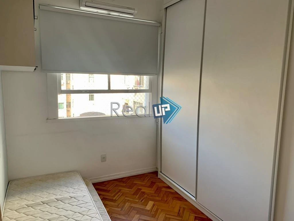 Wood or laminate floors in a 2-bedroom apartment, 80 m² — photo 23