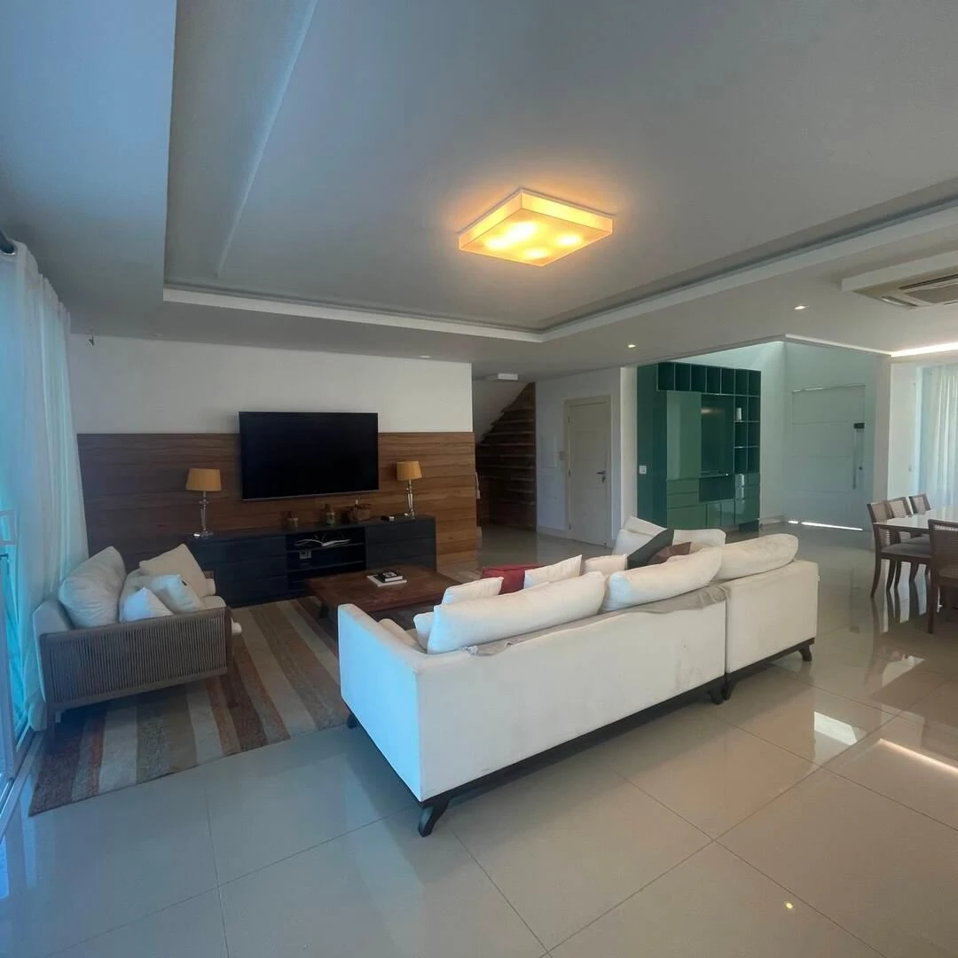5-bedroom house with a glass-enclosed balcony — photo 3