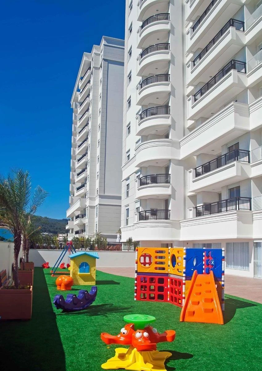 Balcony with a grill in a 2-bedroom apartment, 69 m² — photo 22
