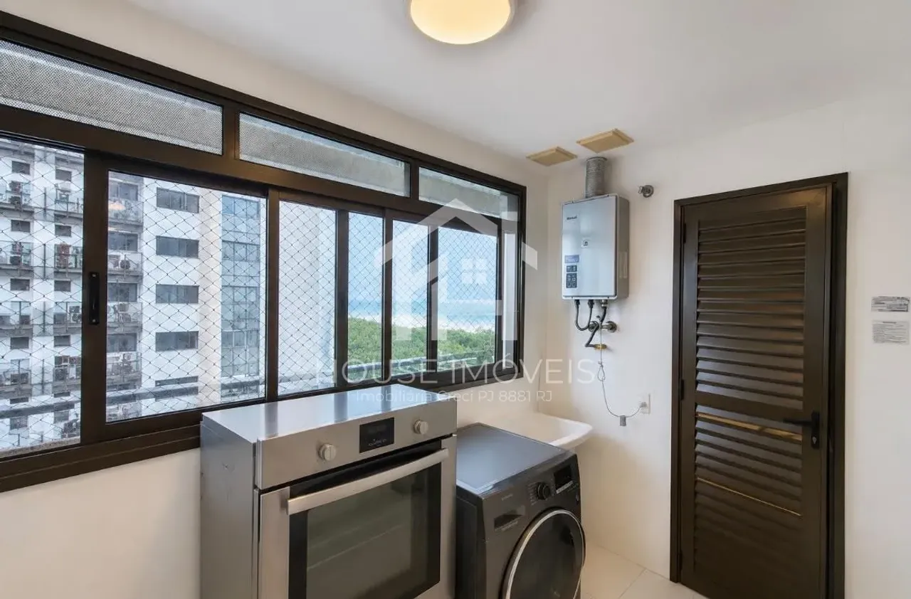 3-bedroom apartment with 5 bathrooms and a glass balcony — photo 10