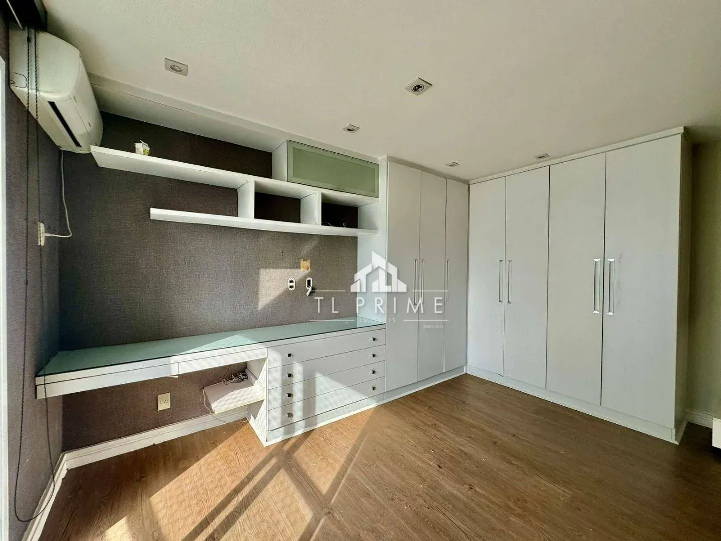 Furnished apartment, 98 m², with a water view — photo 11