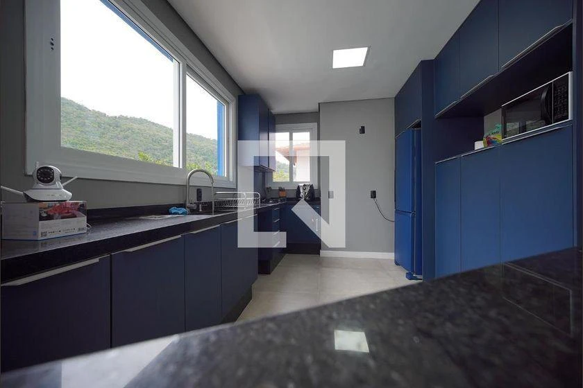 Floor-to-ceiling windows in a 4-bedroom house, 300 m² — photo 24