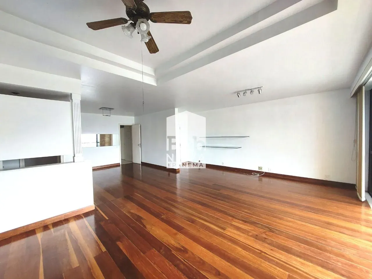 Unfurnished 161 m² apartment with a closed kitchen — photo 4