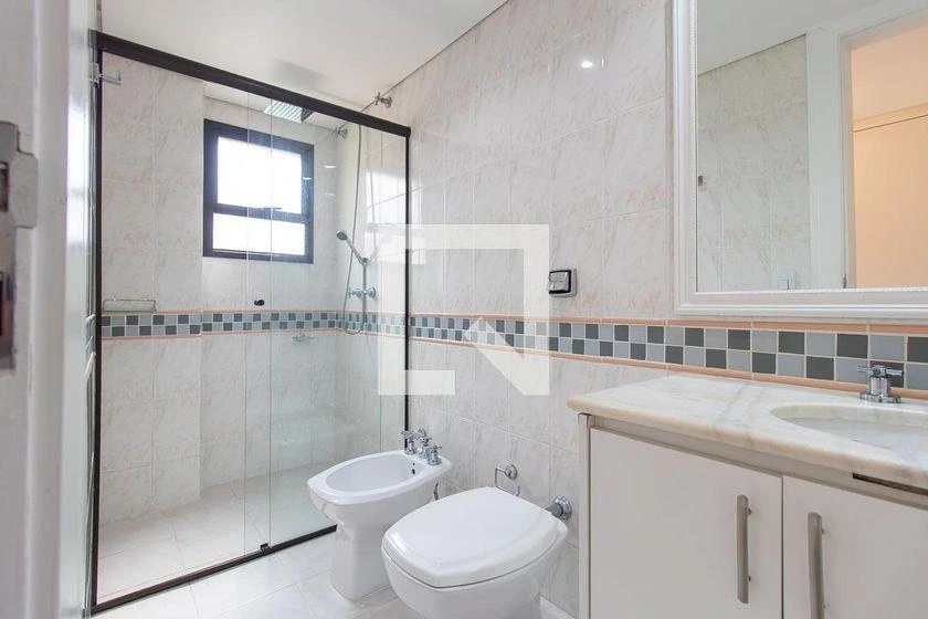 Bathtub in a 3-bedroom apartment, 176 m² — photo 26