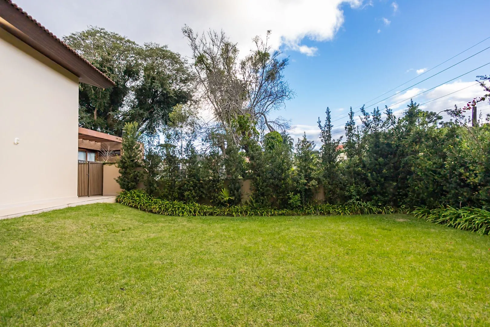 Rental house with 4 bedrooms and 5 bathrooms across 550 m² — photo 9