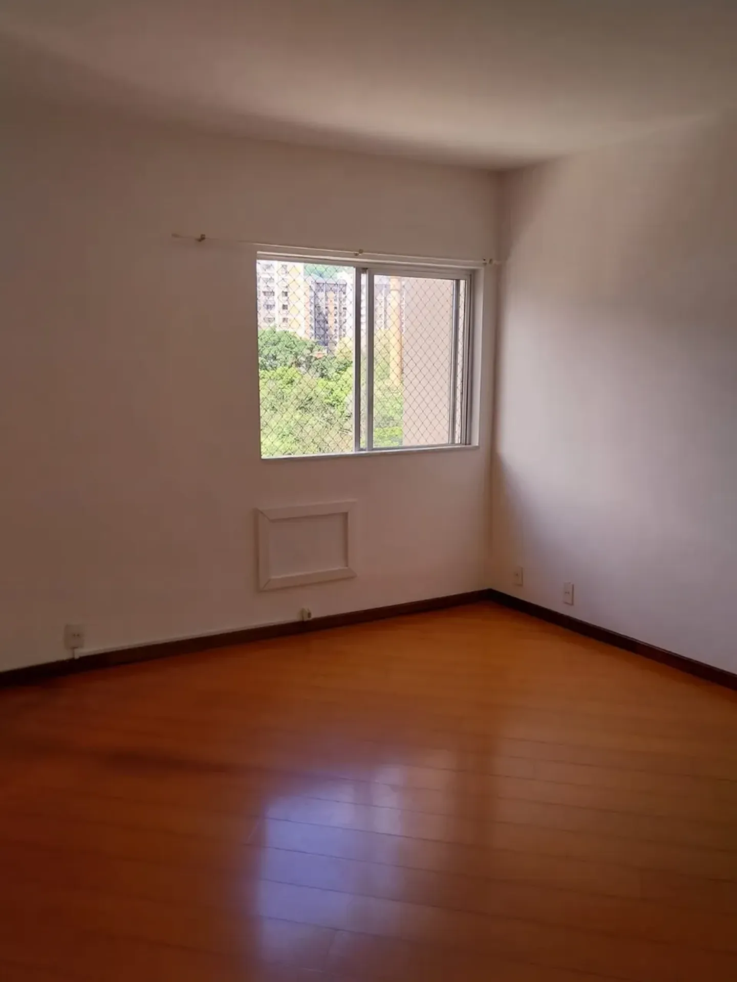 One-bedroom apartment with wood or laminate floors — photo 13