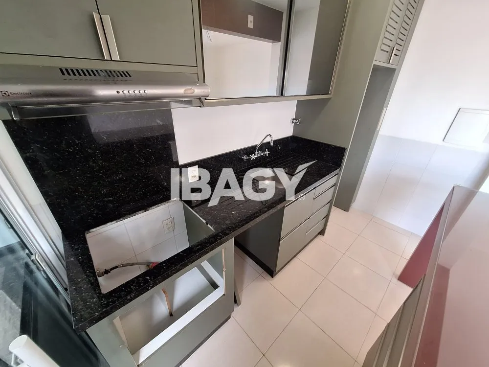 Apartamento com 2 quartos e cozinha americana
