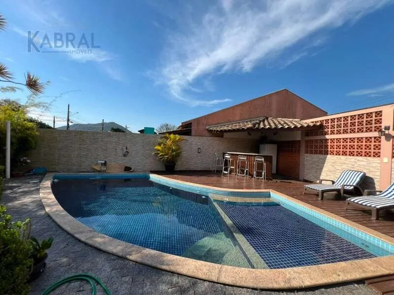 Casa mobiliada de 5 dormitórios com acabamentos premium