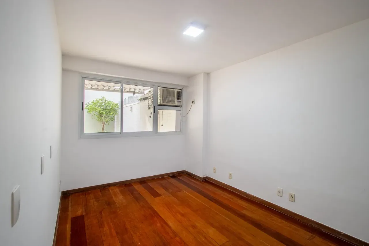 Walk-in closet in a 3-bedroom apartment, 110 m² — photo 3