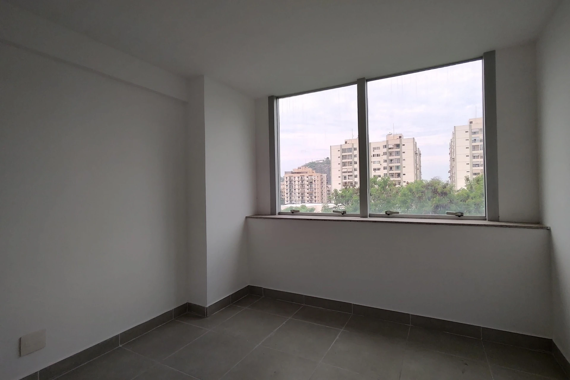 1-bedroom apartment with an open-plan kitchen and parking — photo 16