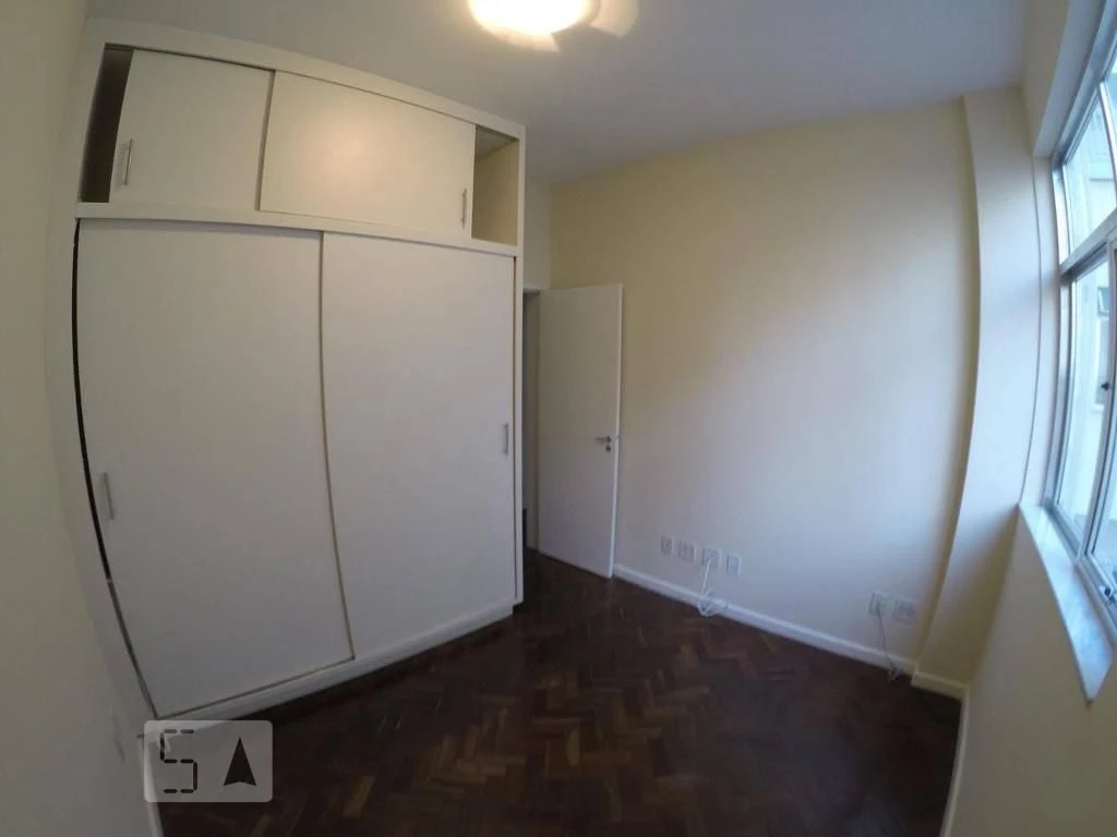 Apartamento de 2 quartos com piso de madeira ou laminado — photo 11