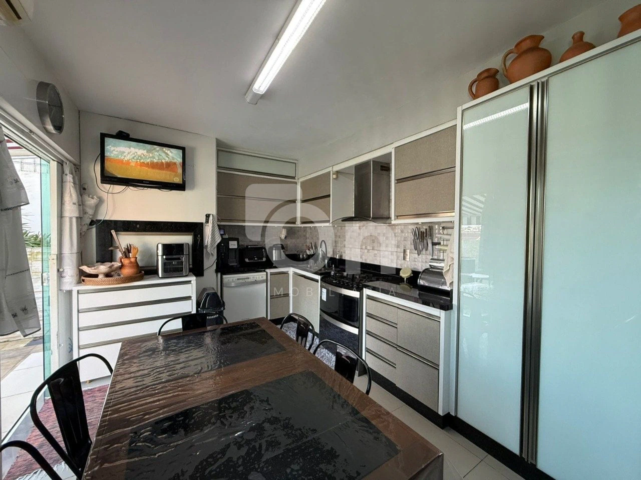 Floor-to-ceiling windows in a 5-bedroom house, 300 m² — photo 2