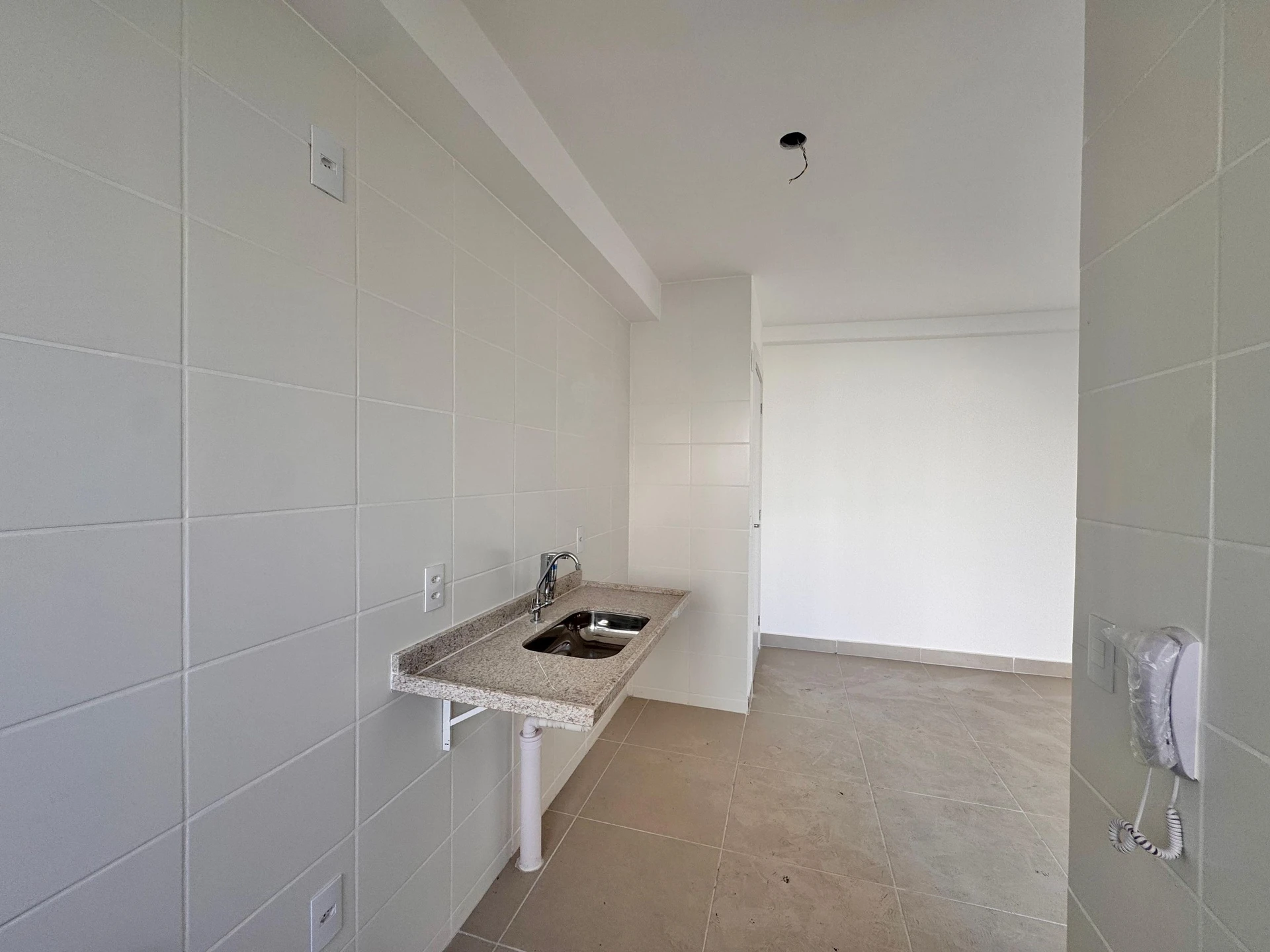 Apartamento sem mobília de 2 quartos com vaga e varanda
