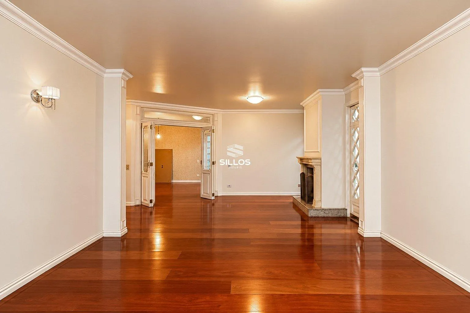 4-bedroom house with a fireplace