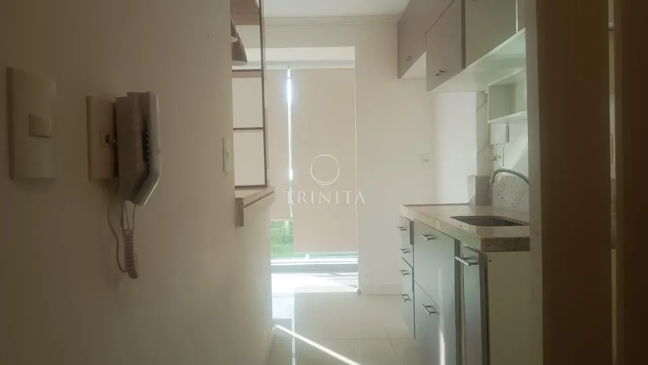 2-suite apartment with enclosed balcony and open-plan kitchen — photo 8