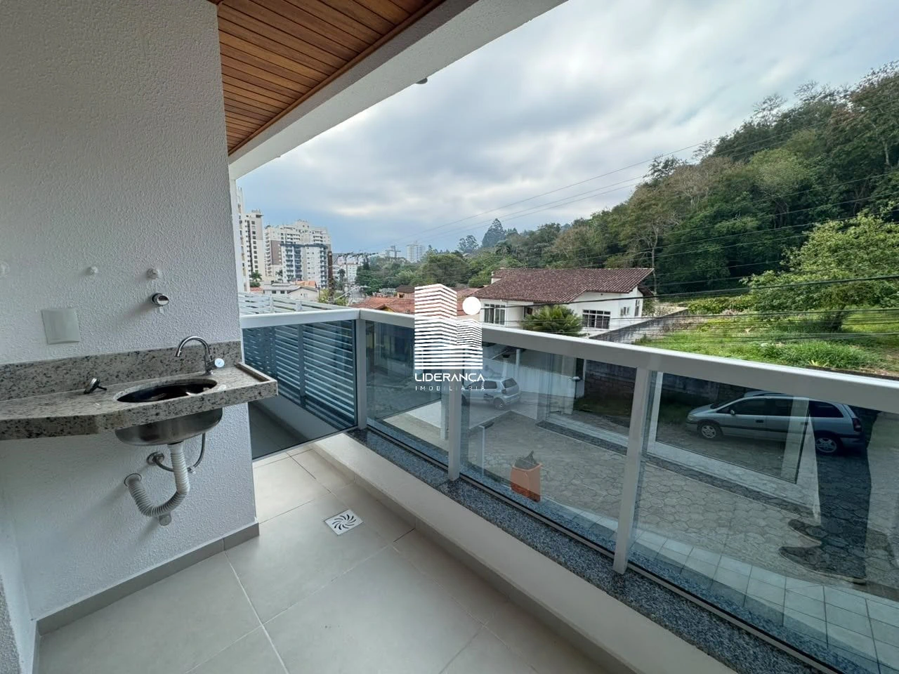 2-bedroom apartment with a mountain view in Florianópolis — photo 3