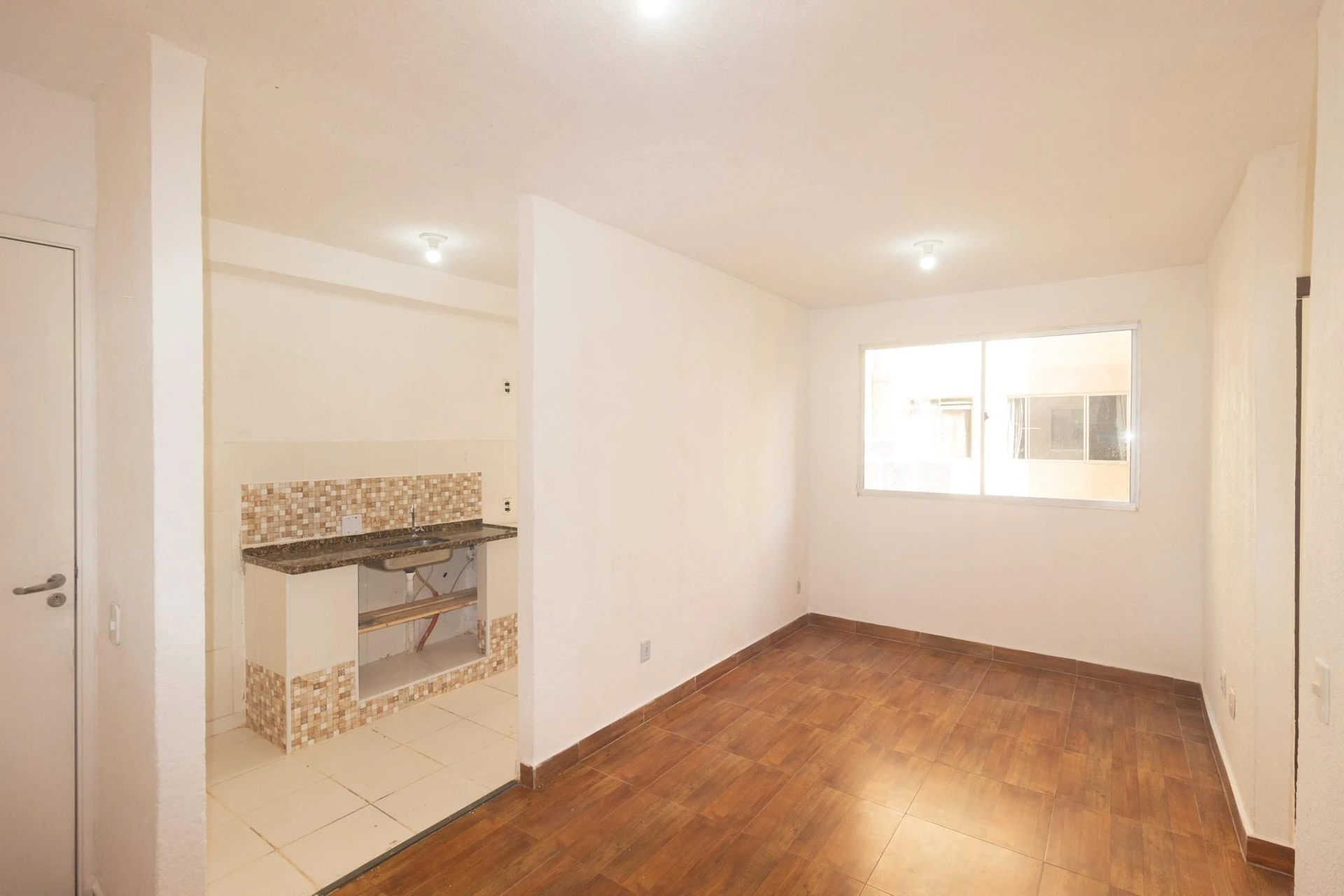 Apartment with 2 bedrooms and a kitchenette stove — photo 2