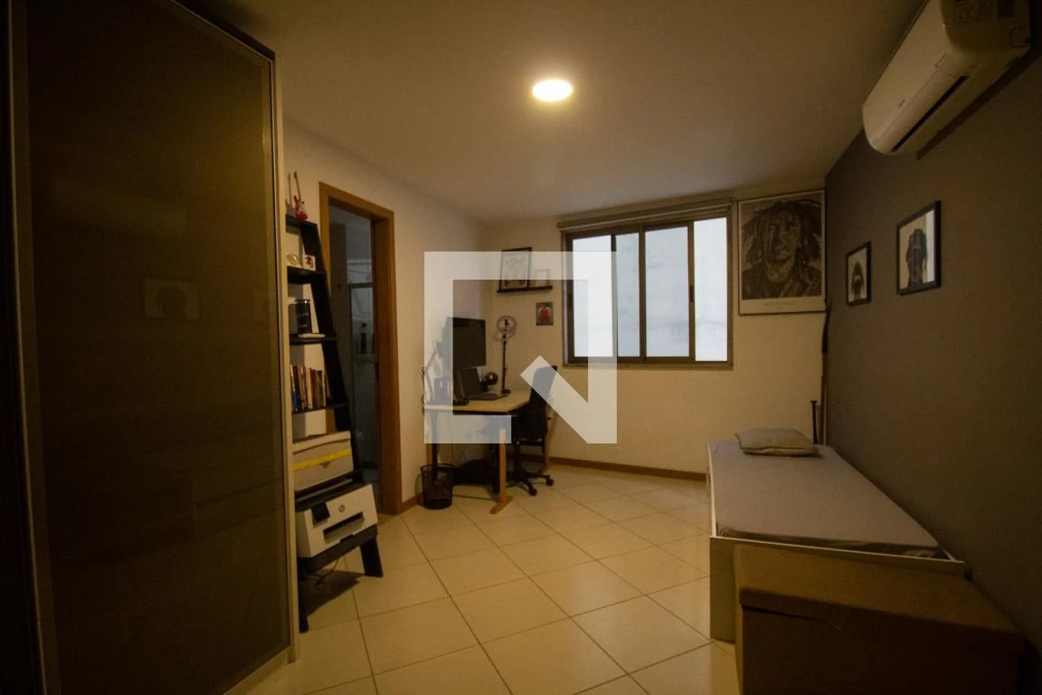 Furnished apartment with 2 en-suite bedrooms and desk — photo 20