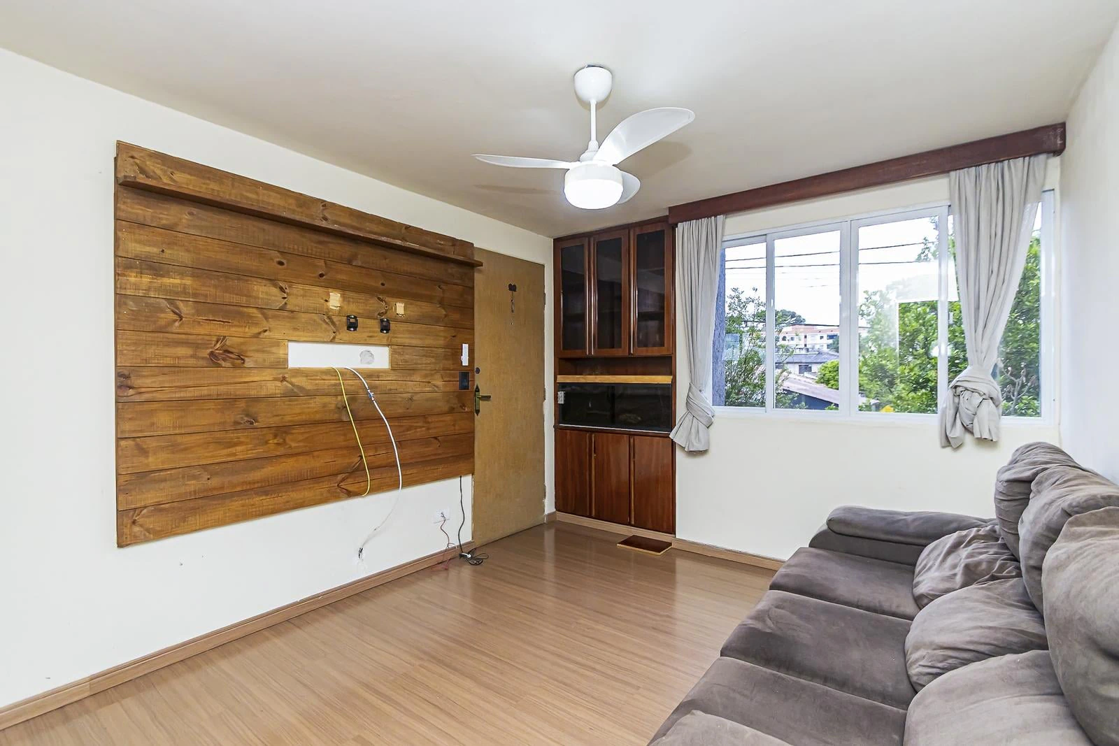 2-bedroom apartment with wood or laminate floors — photo 5