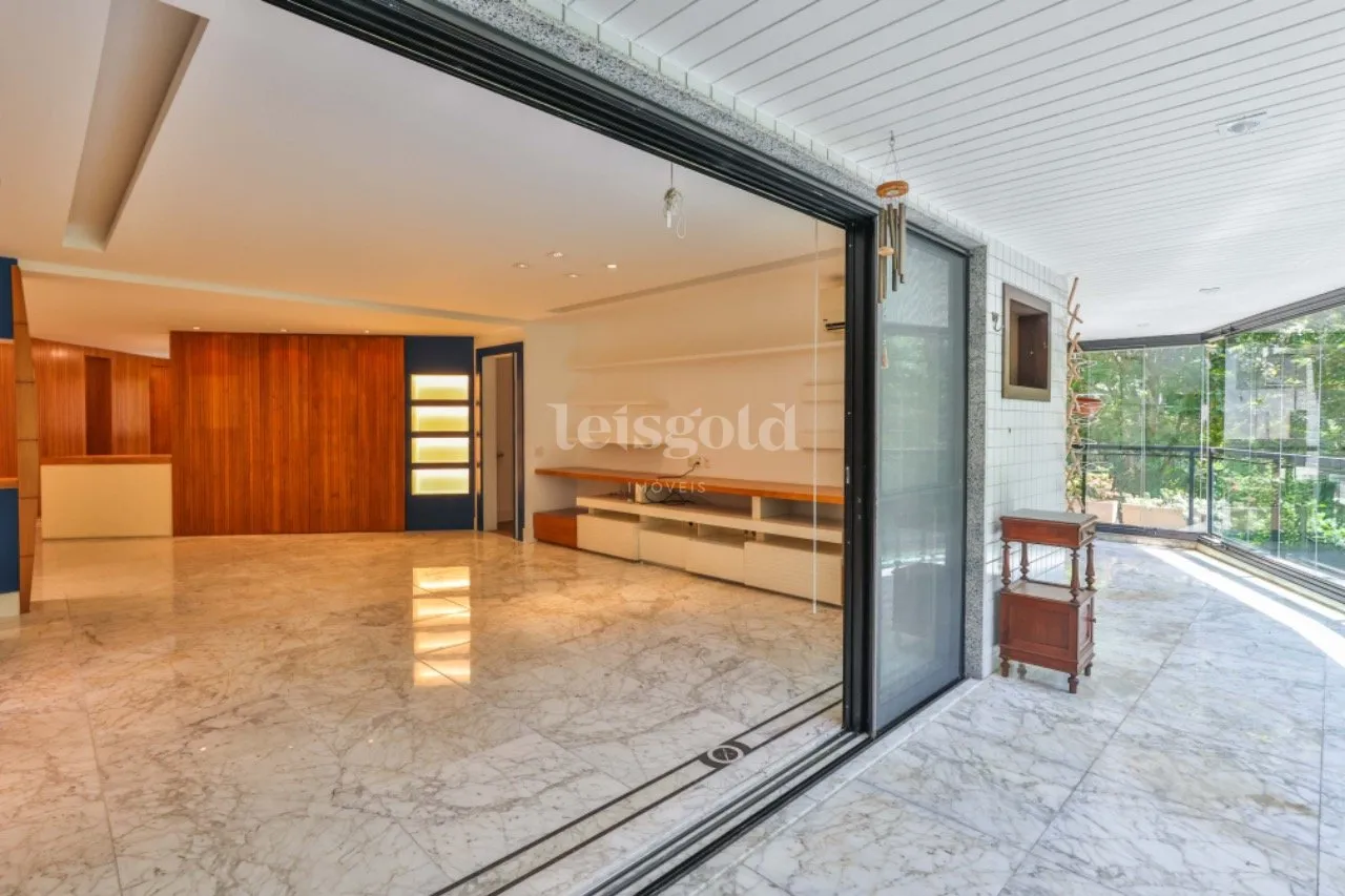 Floor-to-ceiling windows in a 2-bedroom apartment, 230 m² — photo 37