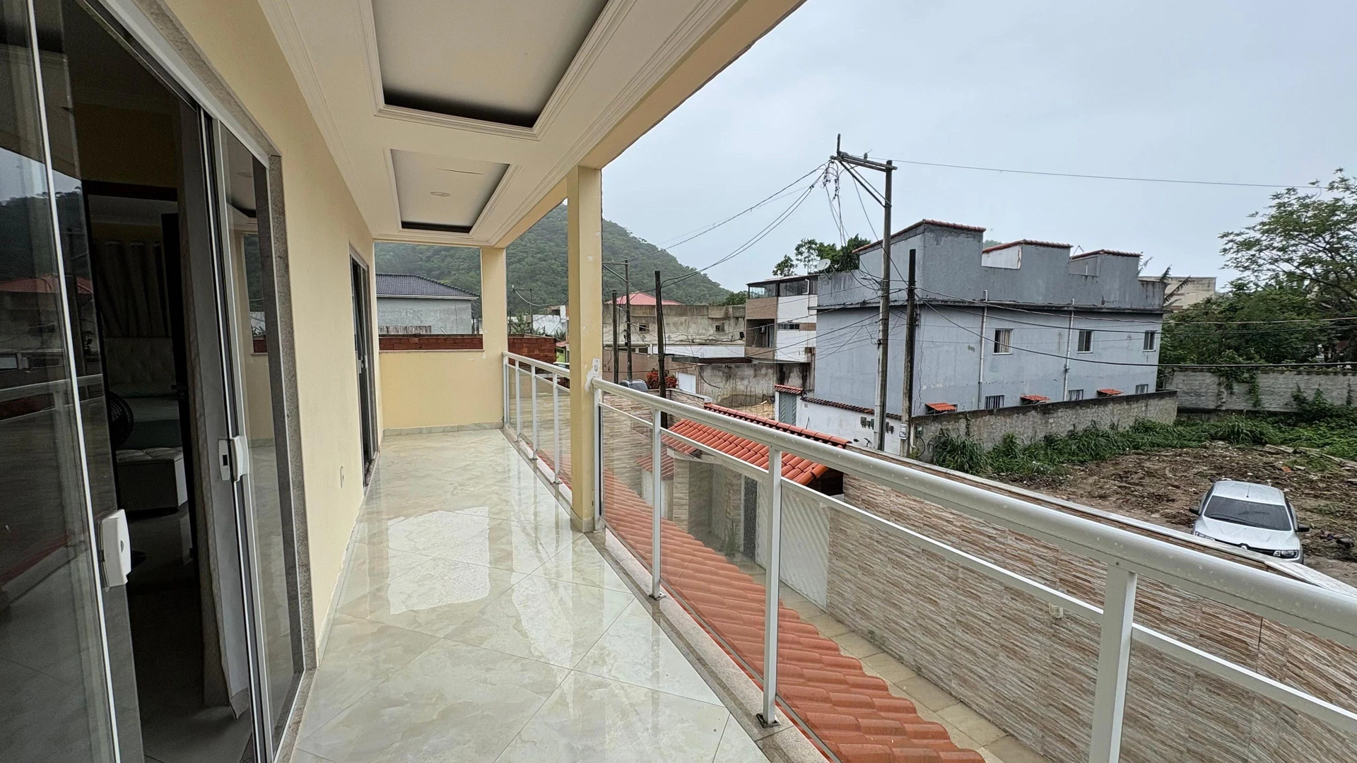 4-bedroom house with a glass-enclosed balcony — photo 33