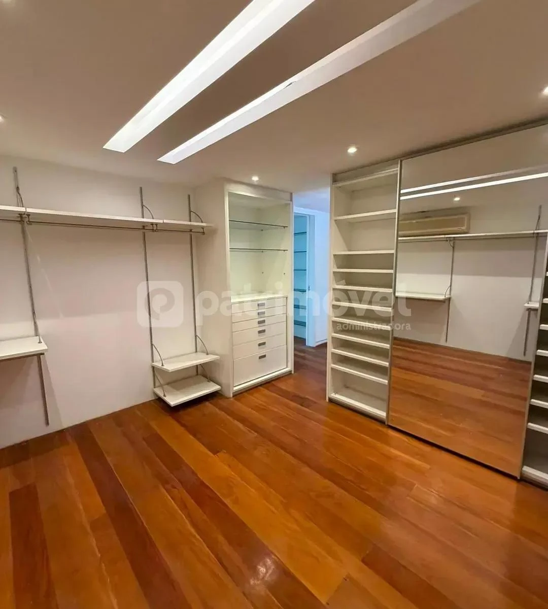 4-bedroom house with floor-to-ceiling windows — photo 12