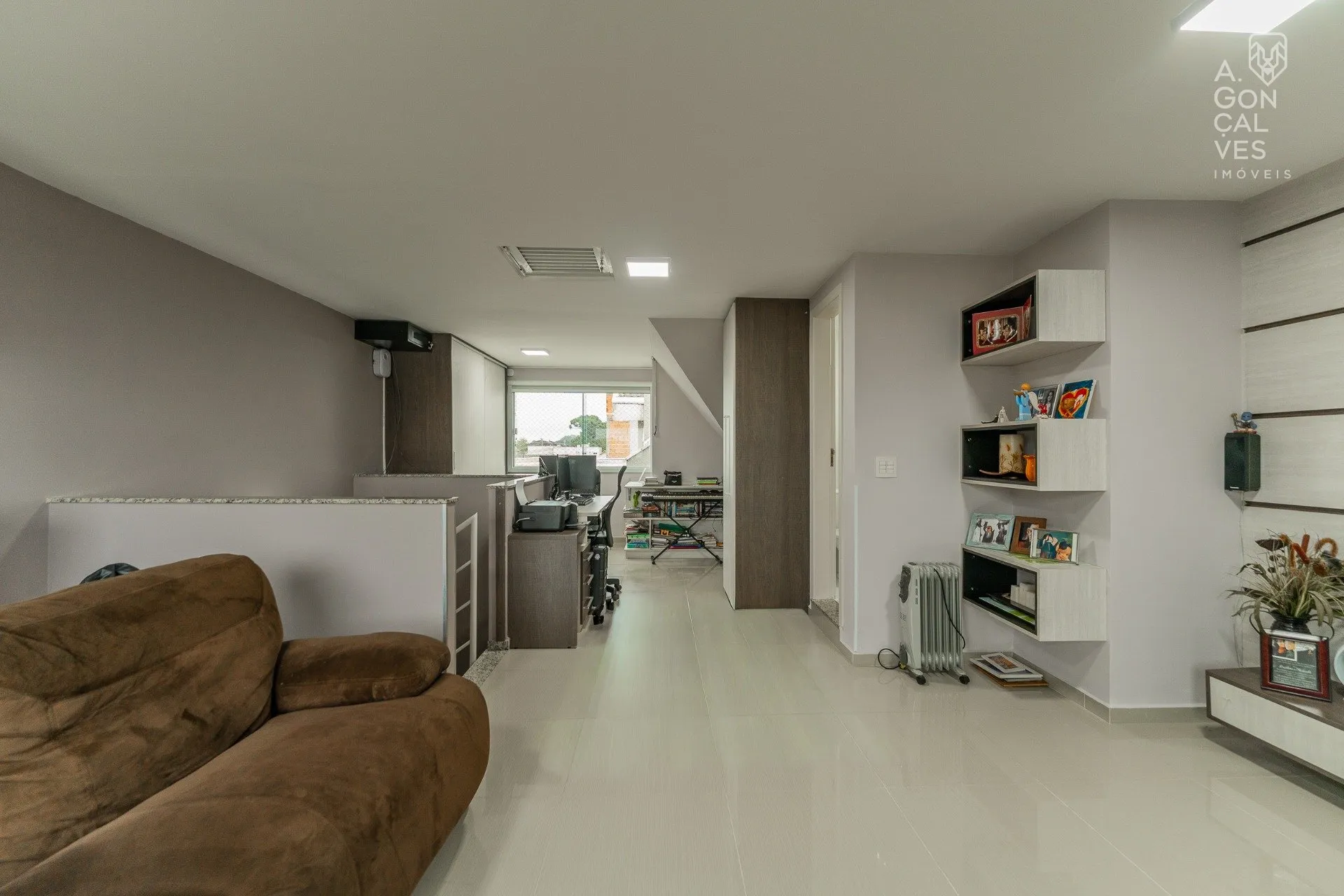 House with 3 bedrooms and a closed kitchen with gas stove — photo 26