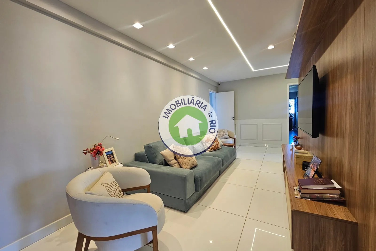 Unfurnished apartment with 4 bedrooms and glass balcony — photo 32