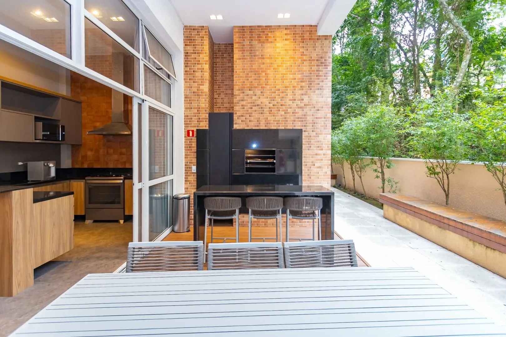 Glass-enclosed balcony in a 3-bedroom apartment, 110 m² — photo 13
