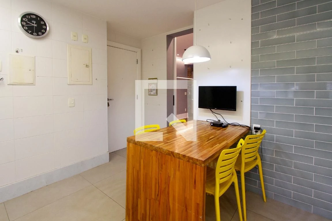 Walk-in closet in a 3-bedroom apartment, 200 m² — photo 16