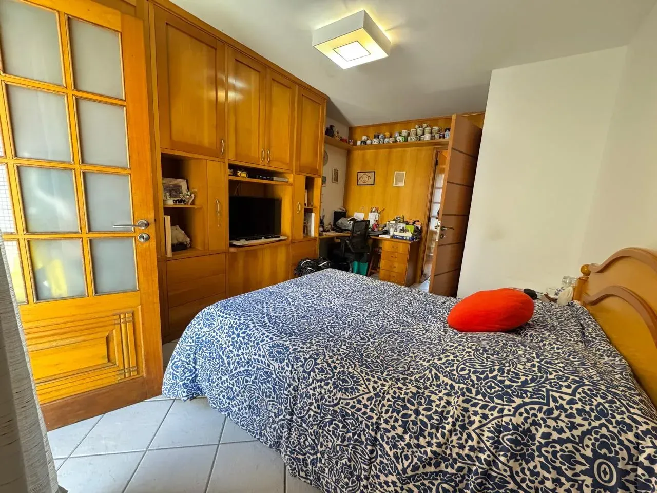 Condo house with 4 bedrooms and a closed kitchen — photo 3