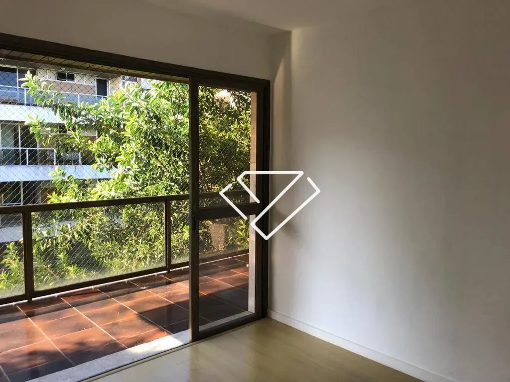 Glass-enclosed balcony in a 3-bedroom apartment, 140 m²
