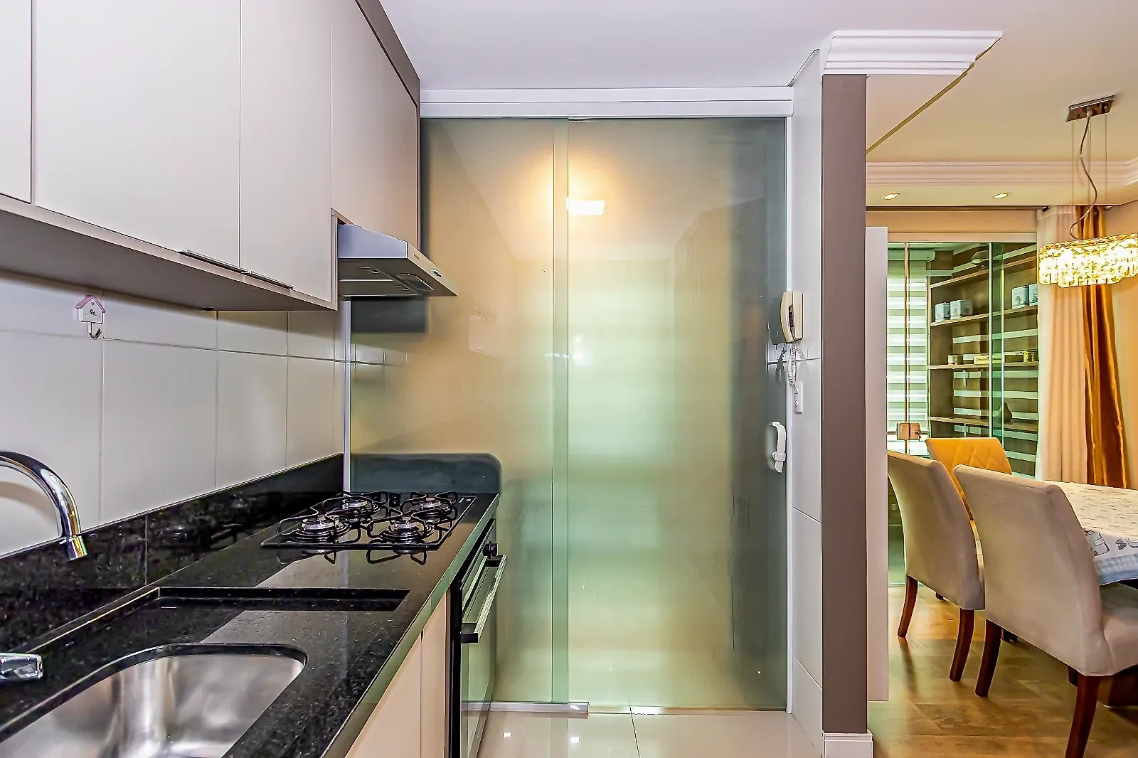 Balcony with a grill in a 3-bedroom apartment, 74 m² — photo 31