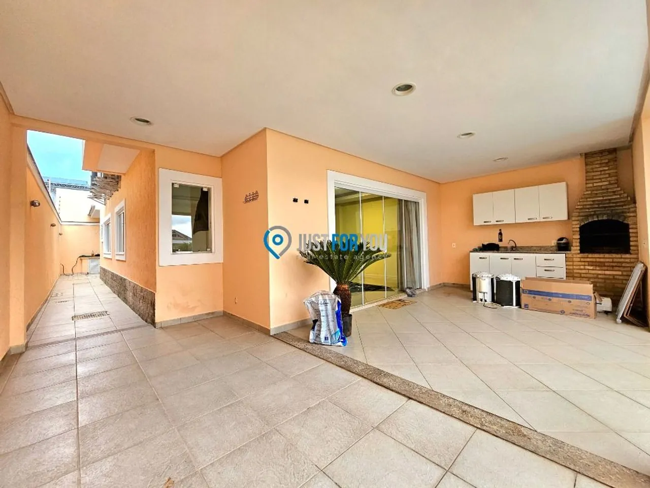 House with 5 bedrooms, 300 m² and a closed gas kitchen — photo 2