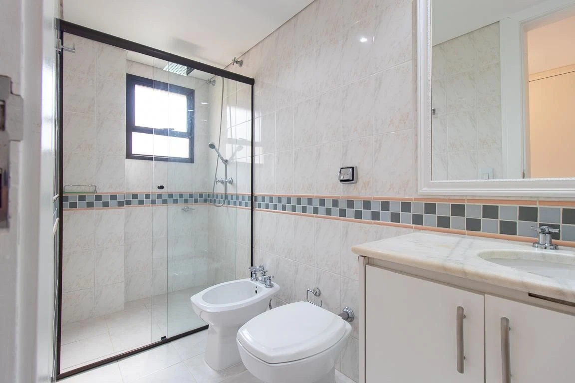 3-bedroom apartment with a bathtub in Curitiba — photo 29