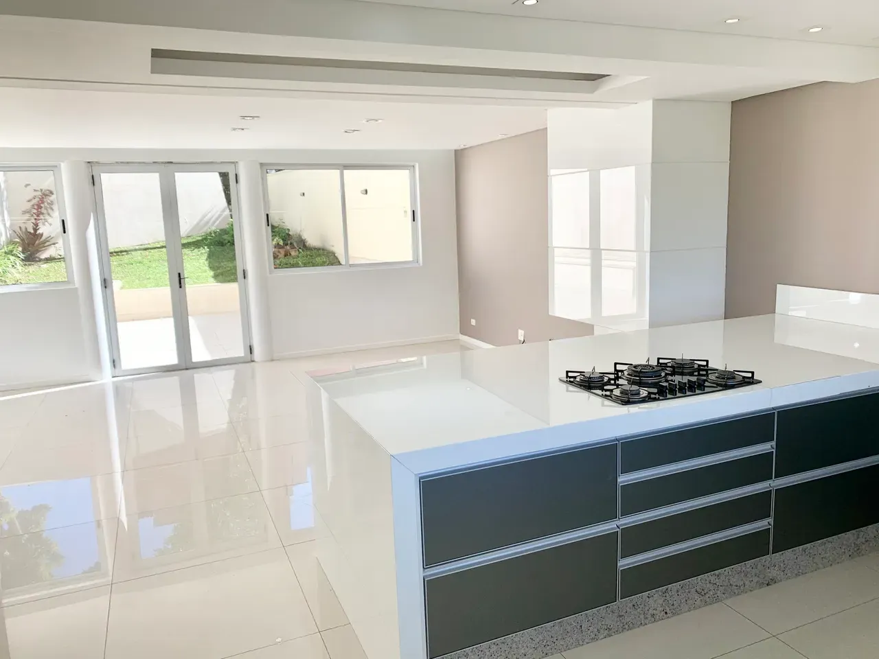 Unfurnished house with open-plan gas kitchen — photo 17