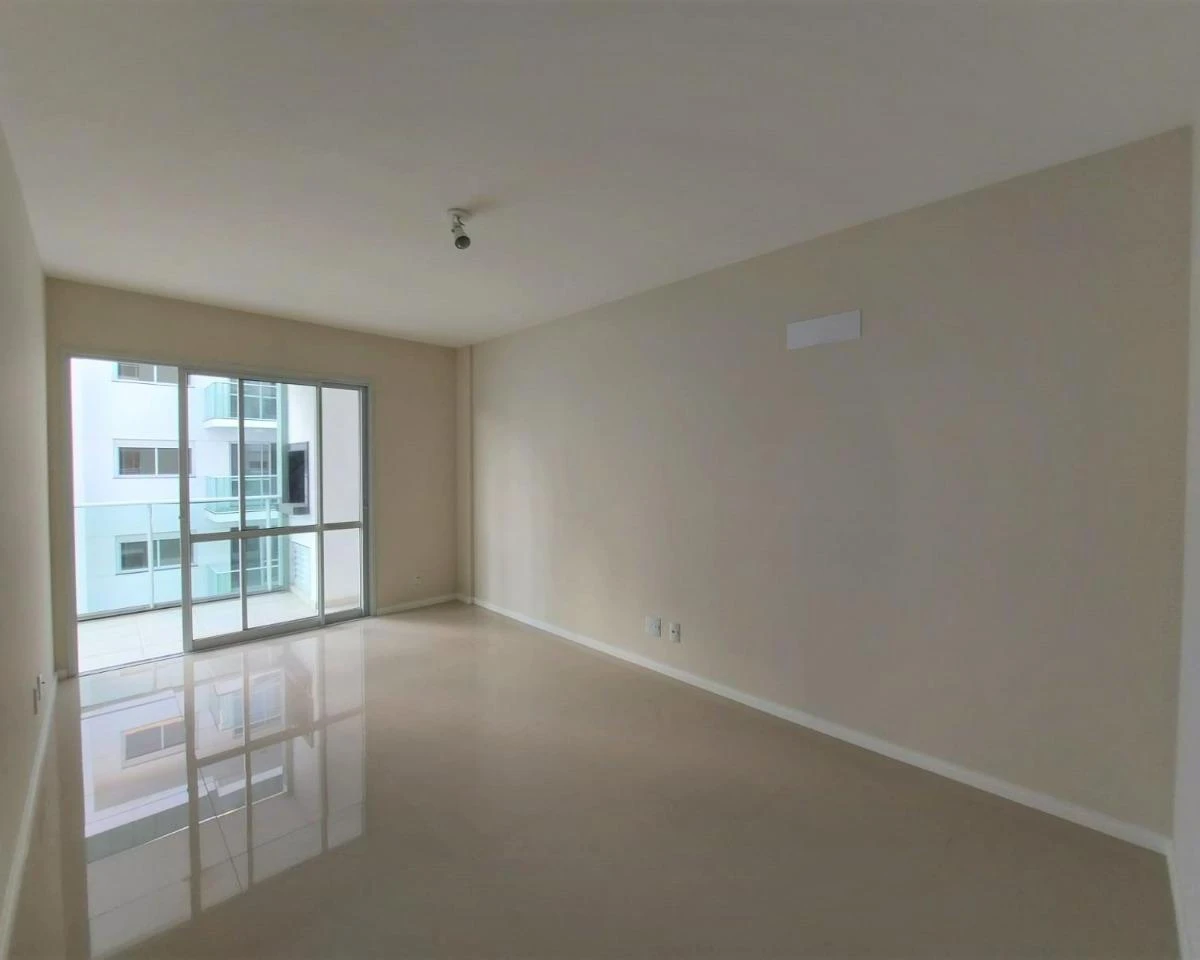 Balcony with a grill in a 3-bedroom apartment, 93 m² — photo 25