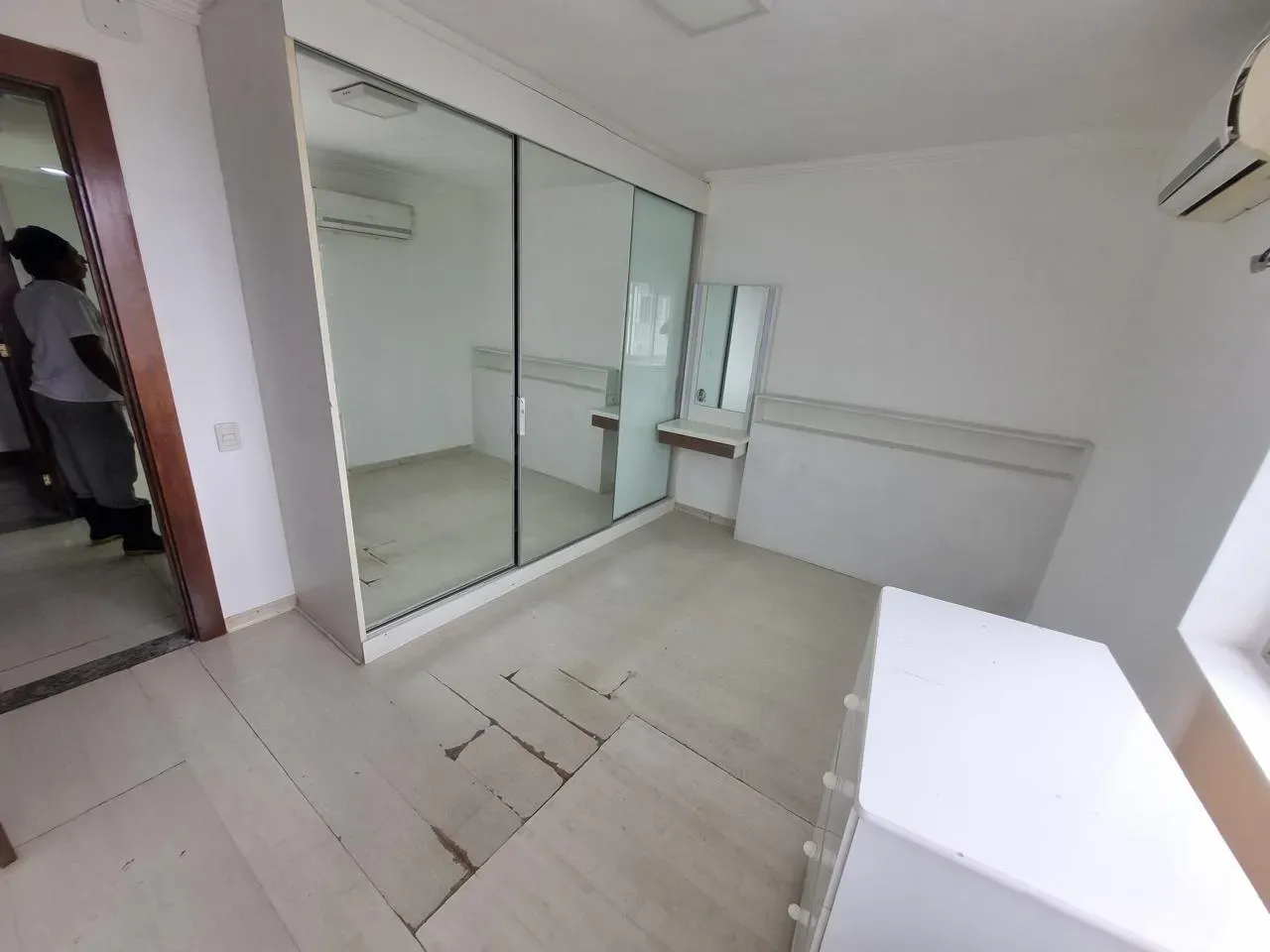 Walk-in closet in a 4-bedroom apartment, 110 m² — photo 3