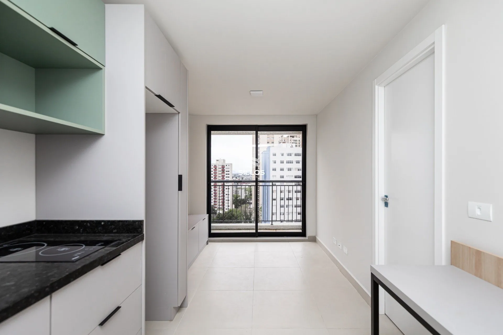 Apartamento mobiliado de 1 quarto com espaço de home office