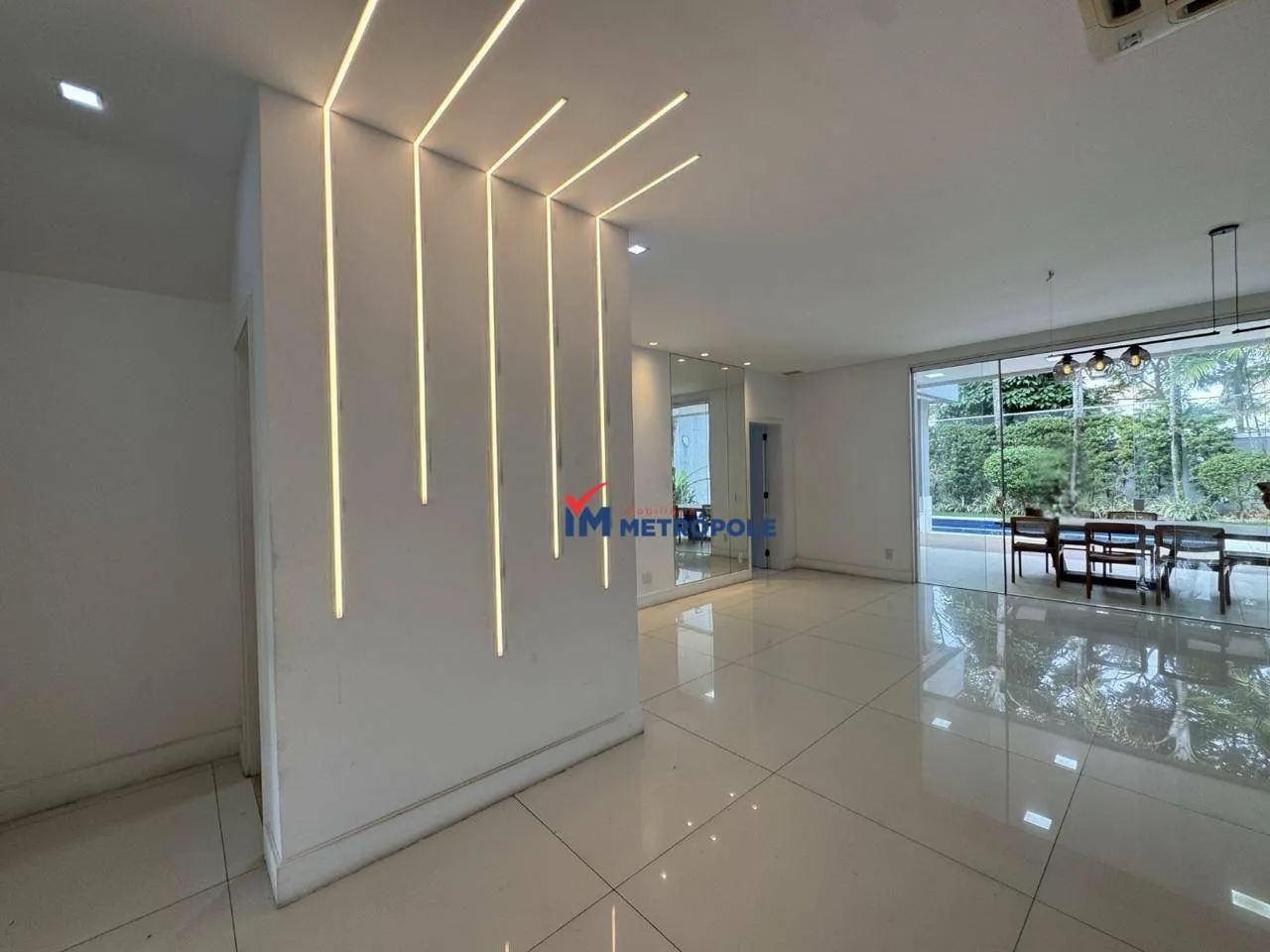 5 quartos e janelas do piso ao teto: casa de 600 m² — photo 6
